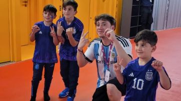 La emoción de Paulo Londra al entregarle un premio a Messi