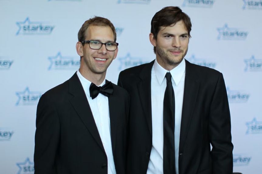Ashton Kutcher se quebró al dar detalles de la dura enfermedad de su hermano mellizo