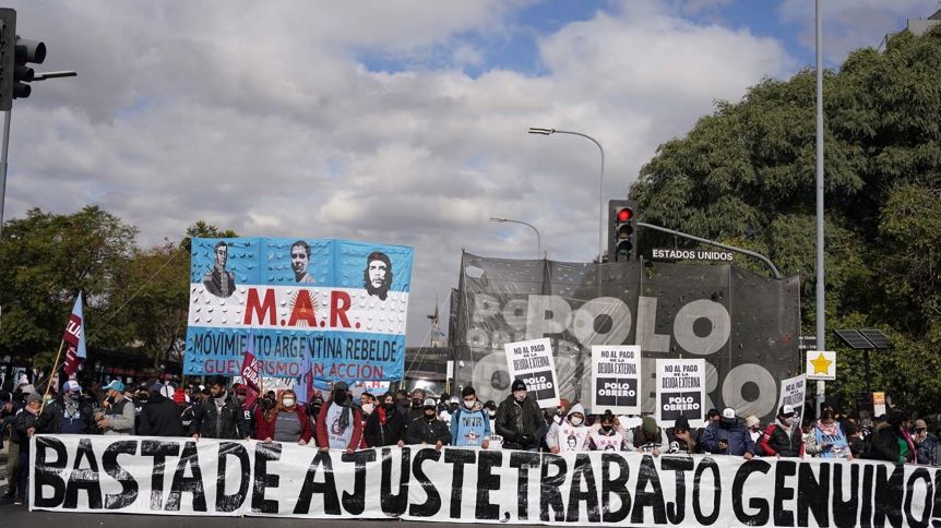 Sube la temperatura en las calles: piqueteros reclaman por planes sociales y el kirchnerismo moviliza por Cristina