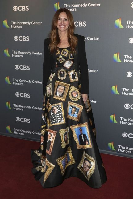 Julia Roberts homenajeó a George Clooney con un original vestido y se robó todas las miradas