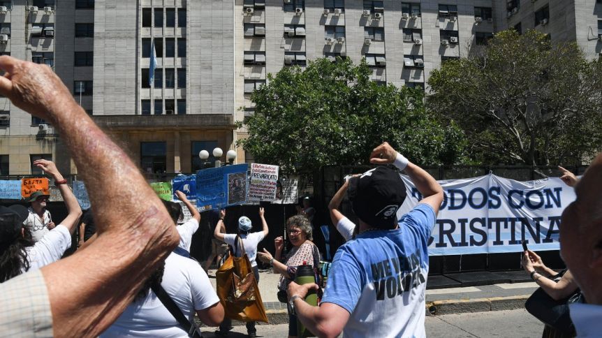 El drama por los planes sociales y la condena a CFK tensa la armonía en el FdT