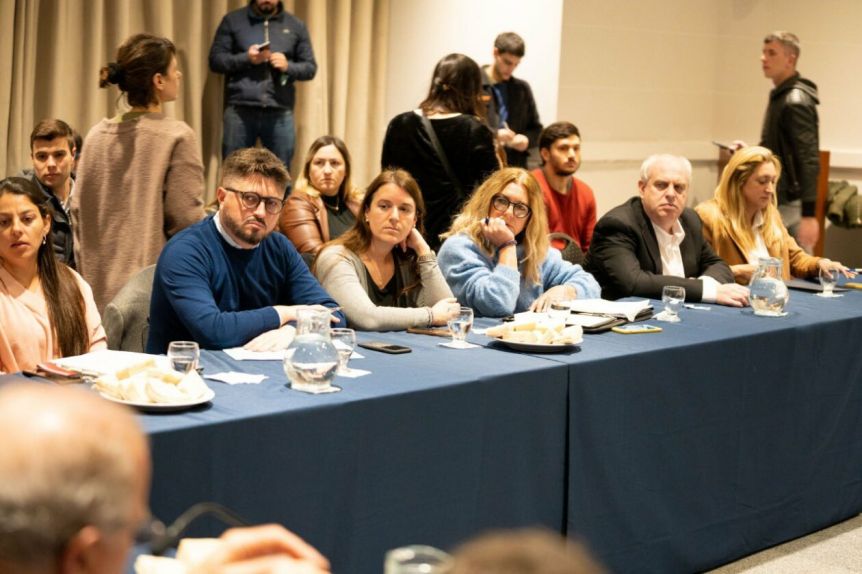 La oposición se para de manos ante el deseo oficialista de desdoblar las elecciones