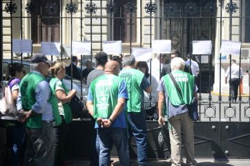 Incidentes: en la previa de la doble sesión, arrojaron piedrazos al despacho de diputado PRO