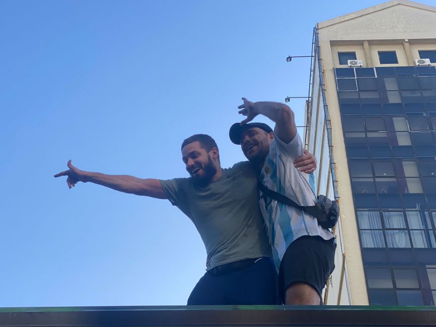 Peter Lanzani se subió al techo del Metrobús en pleno festejo de Argentina: la foto