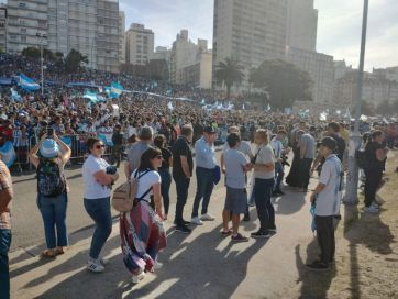 La política presente en la multitudinaria recibida al 