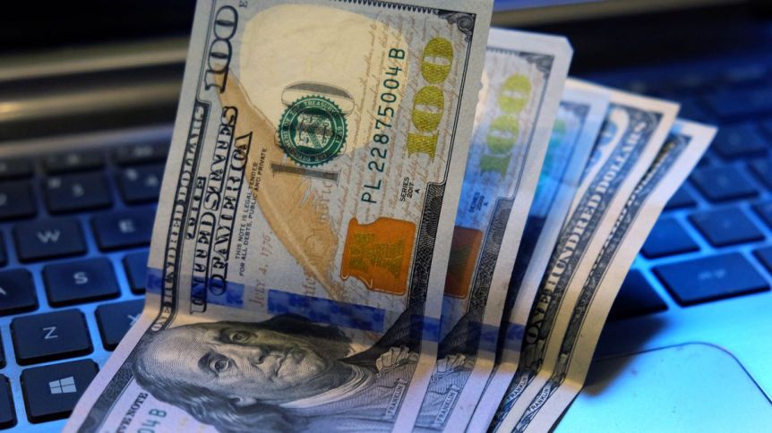 El dólar blue sigue subiendo y ya alcanzó su máximo histórico: cerró en $346