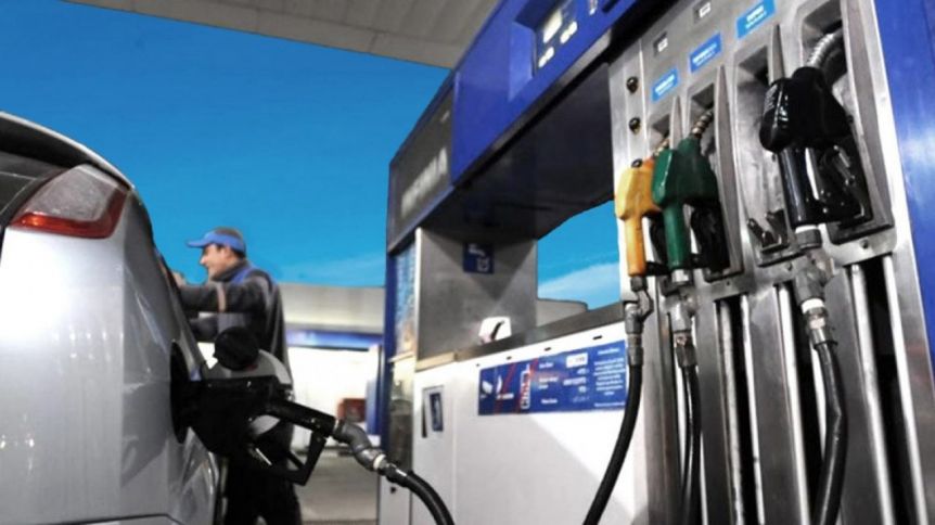 El Gobierno postergó la suba de los impuestos a los combustibles para abril