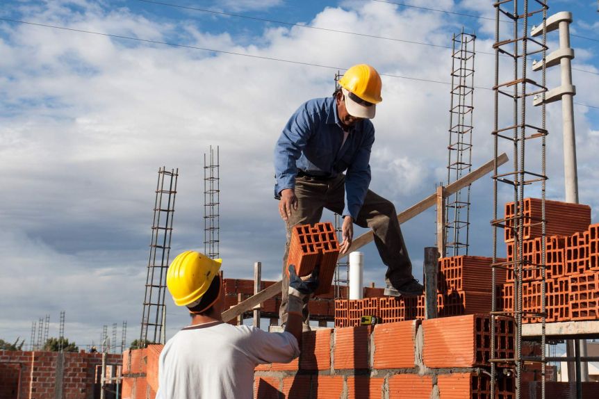 Una de cal y una de arena: creció la industria, cayó la construcción