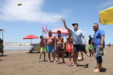 Las recorridas y estrategias de los candidatos en la playa