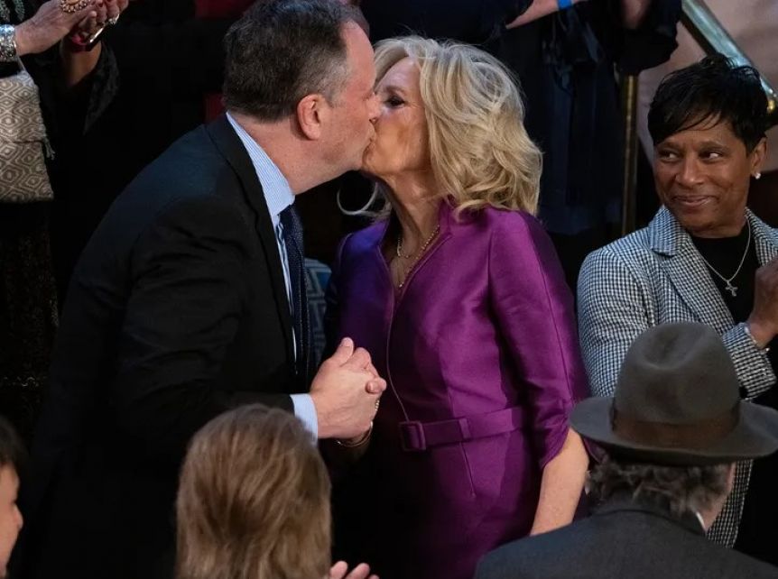 El beso entre Jill Biden y el esposo de Kamala Harris que se hizo viral