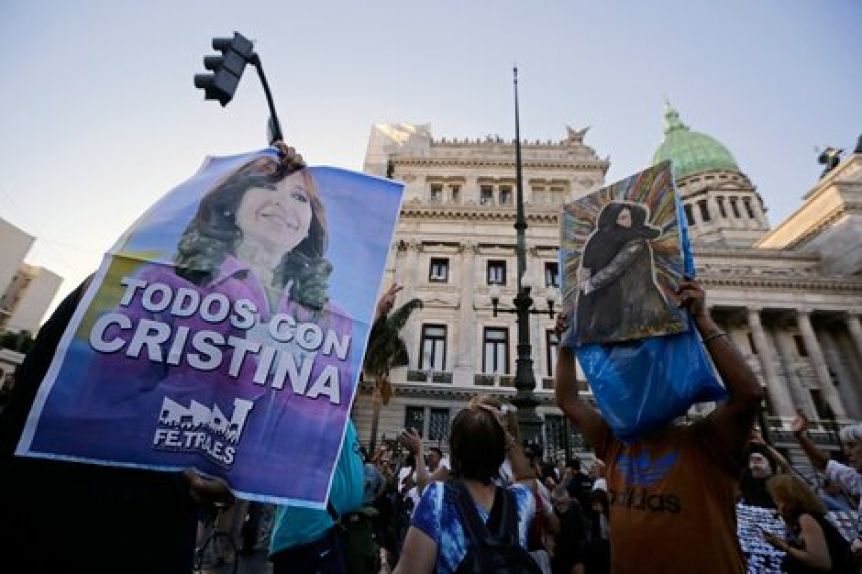 Antes de sentarse a la mesa, el kirchnerismo presiona para copar la discusión sobre CFK