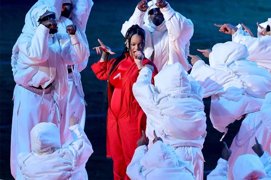 Rihanna reveló su embarazo en la presentación del Super Bowl