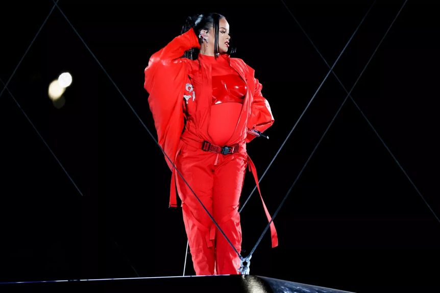 Rihanna reveló su embarazo en la presentación del Super Bowl