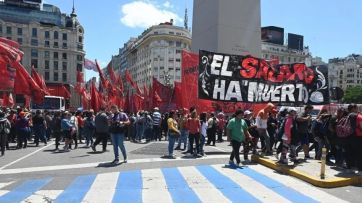 Planes sociales en la mira: piqueteros acampan frente a Desarrollo Social y el Gobierno habla de extorsión