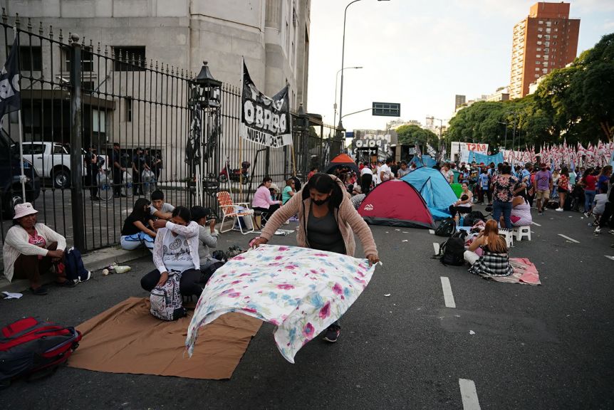 Planes sociales en la mira: piqueteros acampan frente a Desarrollo Social y el Gobierno habla de extorsión