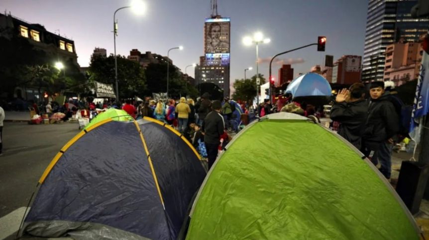 Planes sociales en la mira: piqueteros acampan frente a Desarrollo Social y el Gobierno habla de extorsión