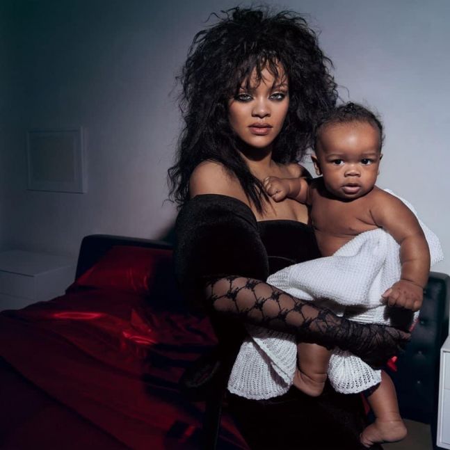 Rihanna se destapó y posó por primera vez con su familia en la nueva tapa de Vogue
