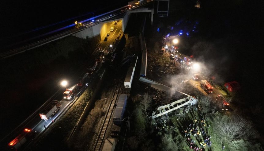 Al menos 36 muertos y 85 heridos por un choque de trenes en Grecia