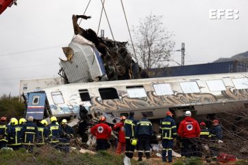 Al menos 36 muertos y 85 heridos por un choque de trenes en Grecia