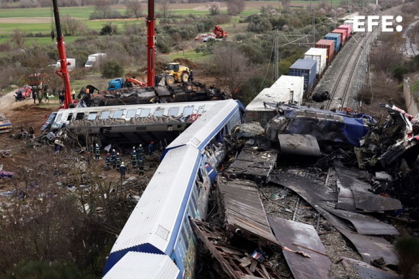 Al menos 36 muertos y 85 heridos por un choque de trenes en Grecia
