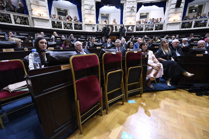 La oposición siguió el discurso de Axel por TV: polémica por las sillas no ocupadas