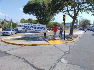 “A Cristina le sobra el cuero” y otras consignas en la previa del plenario K