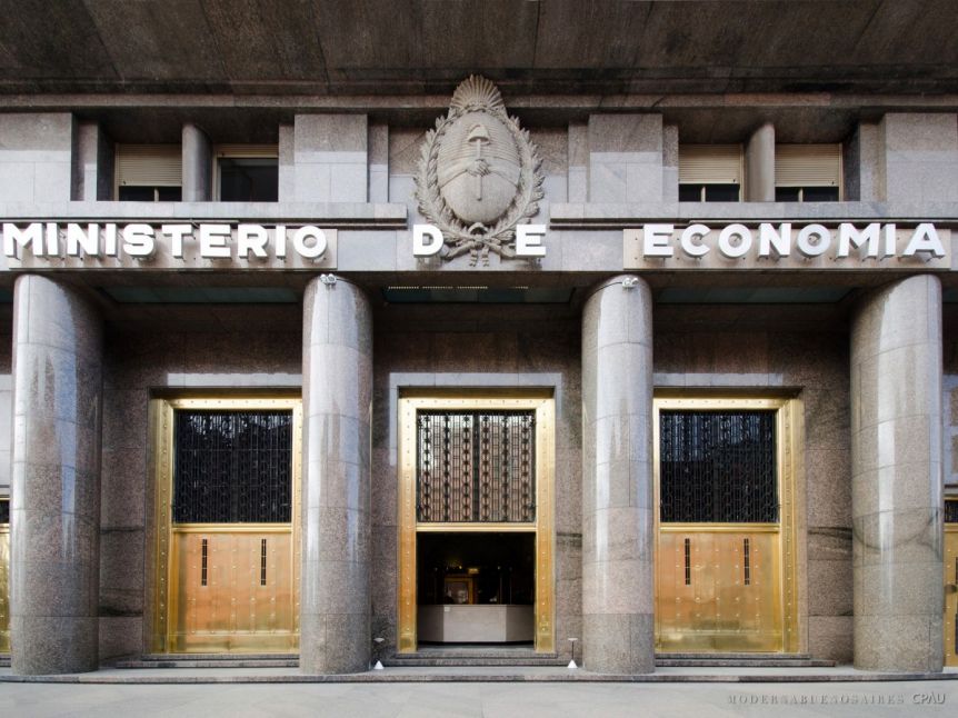 Ante la escalada del dólar, el Gobierno mete mano con un paquete de medidas