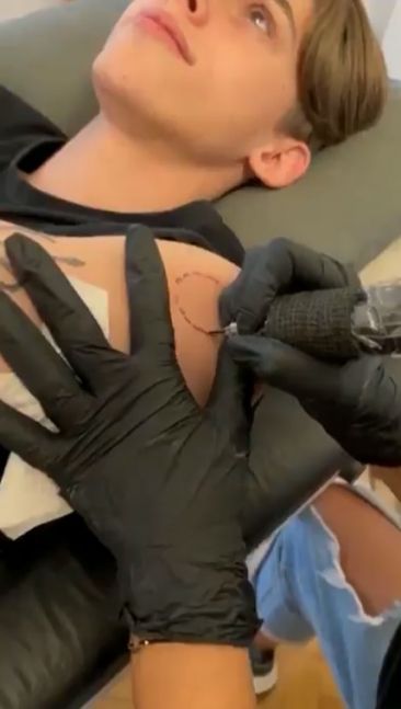 Felipe Fort y su novia se mordieron el brazo y lo tatuaron: el video