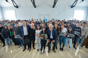 Kicillof puso primera en la Cuarta: cerró un basural a cielo abierto y entregó netbooks