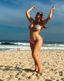 Belén Francese se mostró en bikini desde la playa y le respondió a los haters