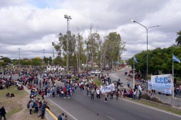 Organizaciones sociales marchan para exigir medidas contra la inflación y el hambre