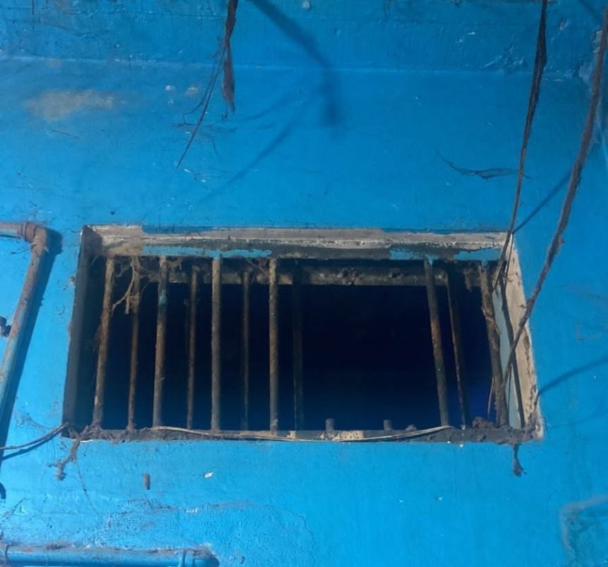 Insólito: cinco presos rompieron los barrotes de una celda y se fugaron