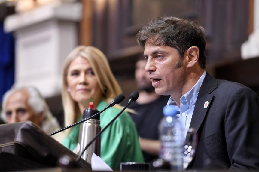 Kicillof sigue los movimientos en Nación y no descarta desdoblar la elección general