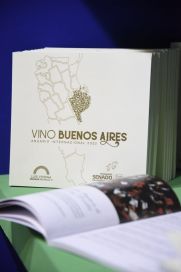 Senador del FdT presentó su libro en la Feria Internacional de Buenos Aires