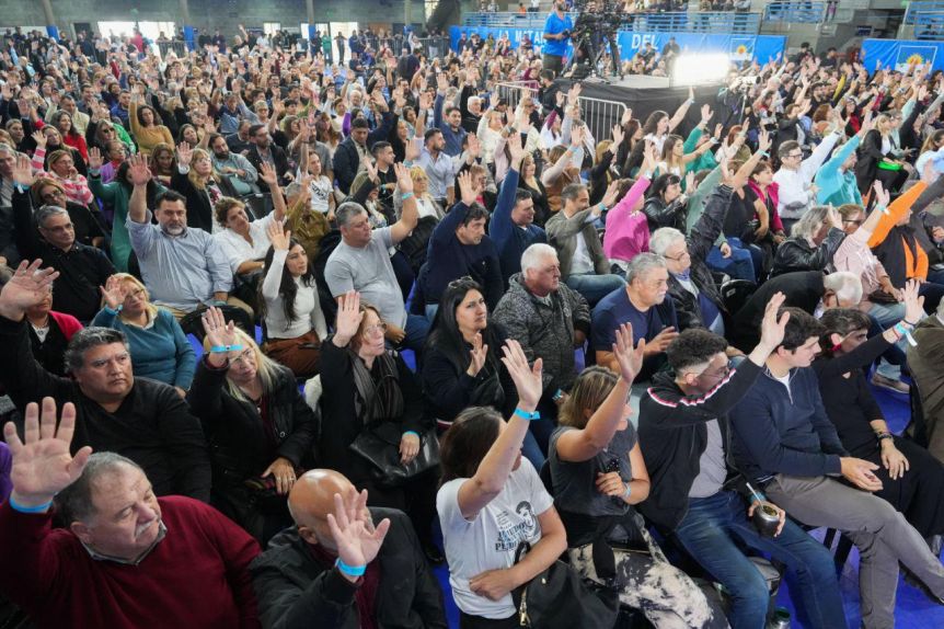 Con el dilema entre PASO o lista única, dirigentes peronistas respaldaron el discurso de Máximo