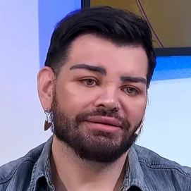 Internan de urgencia al mediático que quería parecerse a Ricky Martin, y podrían amputarle un pie