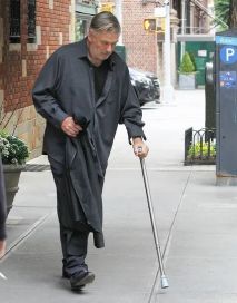 Alec Baldwin caminó en muletas por las calles de Nueva York a días de operarse la cadera