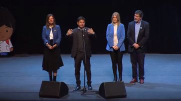 Acompañado de Zamba, Kicillof encabezó la jura a la bandera y disparó contra Juntos