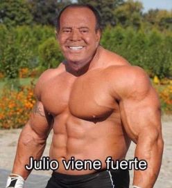 Como ya es costumbre, con la llegada del nuevo mes, los mejores memes de Julio Iglesias no tardaron en aparecer