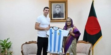 Tras el apoyo a los Campeones del Mundo en Qatar 2022, el Dibu Martínez visitó Bangladesh y causó una revolución