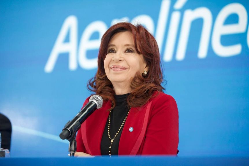 Nuevo respaldo de CFK a Massa en el acto por la reestatización de Aerolíneas