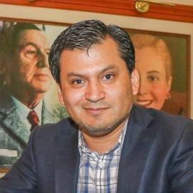 Los pollos se enfrentan a los gallos