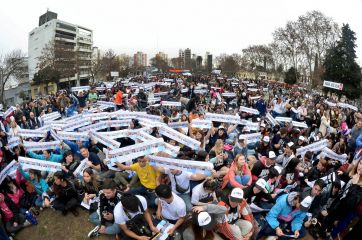 Con mate de por medio, Axel Kicillof le puso nitro a su campaña en La Plata