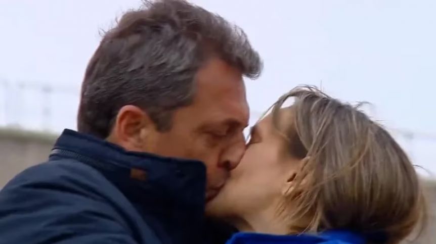 Señales de amor en medio de la campaña: el tierno beso entre Massa y Galmarini