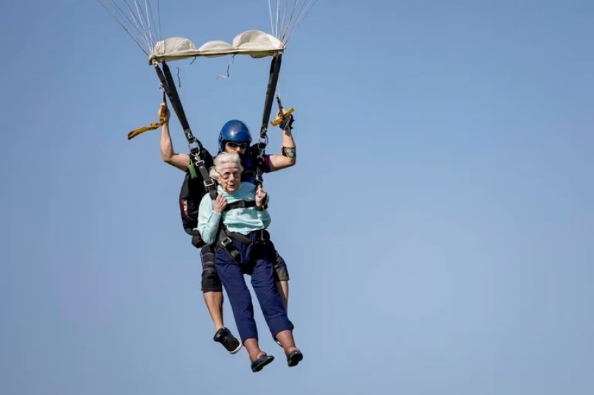 Tiene 104 años y se convirtió en la persona más anciana en lanzarse en paracaídas