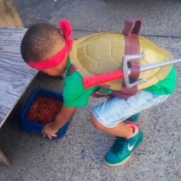 Un niño se disfraza de superhéroe para rescatar a gatitos callejeros