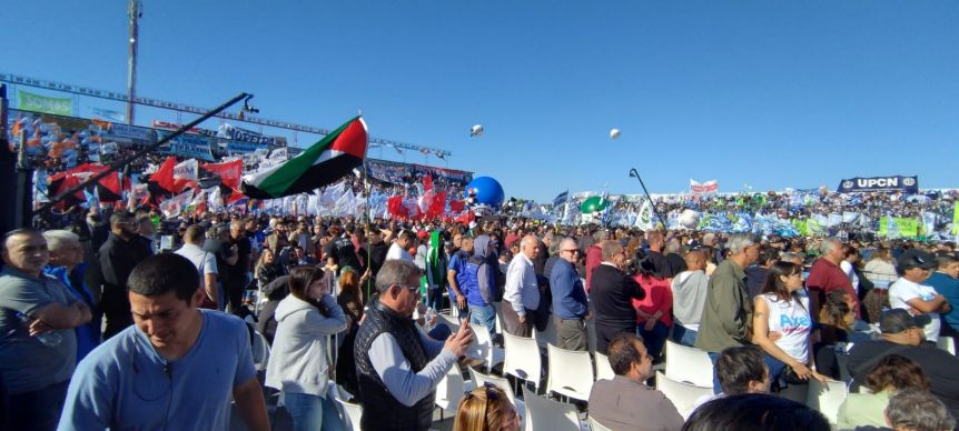 Retiraron una bandera de Palestina en el acto de Kicillof y Massa por el Día de la Lealtad