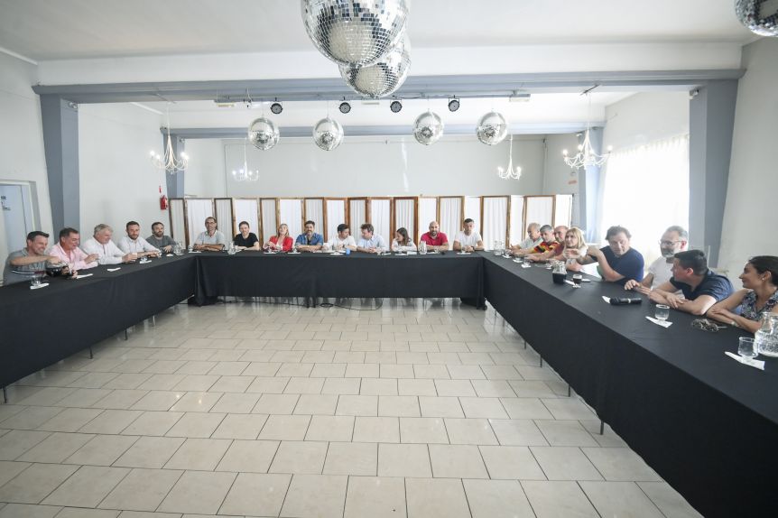 Kicillof bajó línea en el interior: reunión con intendentes y “campaña permanente” por Massa