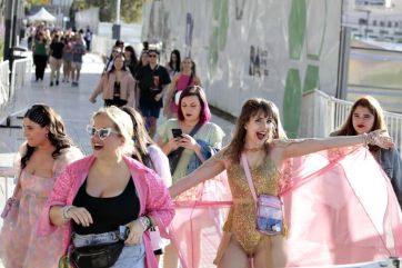 La locura es total en el primer show de Taylor Swift: corridas, pulseritas y look osados en el Monumental