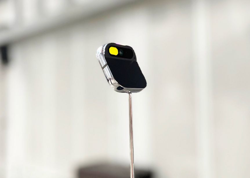 'AI Pin' de Humane, todos los detalles del nuevo dispositivo que pretende reemplazar a los celulares